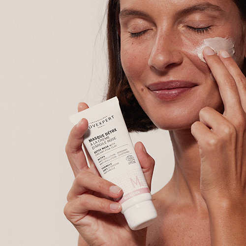 MODEL_DETOX-MASK-WITH-CREAMY-PINK-CLAY